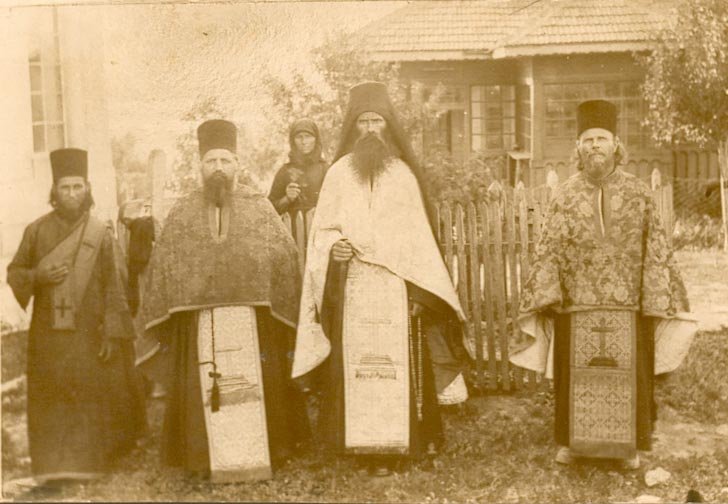 Părintele ELEFTERIE cu obştea veche a Mănăstirii Dervent