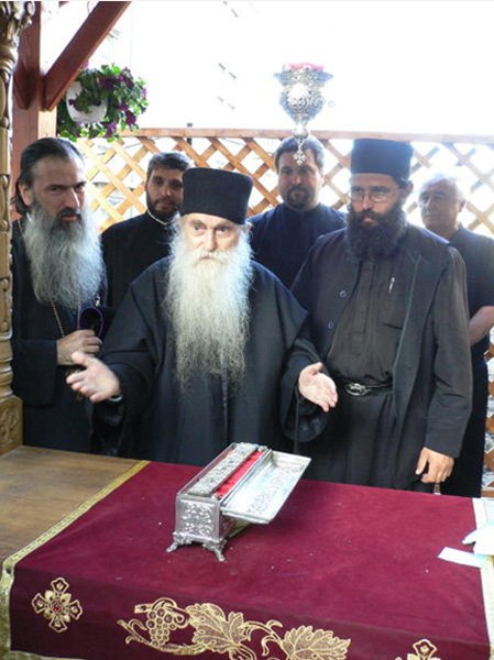 PĂRINTELE ARHIMANDRIT ARSENIE PAPACIOC S-A ÎNCHINAT LA BRÂUL MAICII DOMNULUI